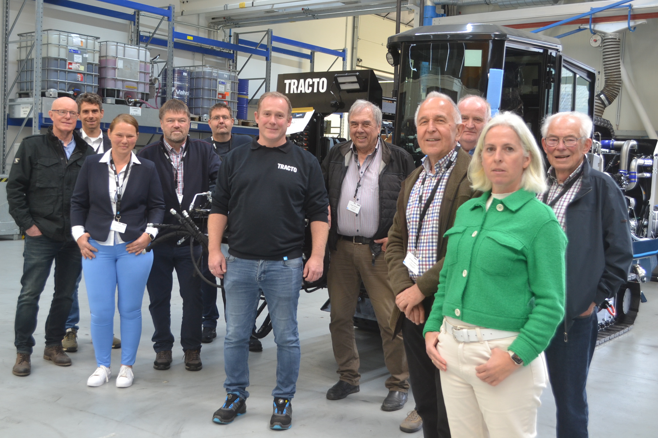 Foto: privat. Tracto-Mitarbeiter Christoph Göbel (M.) mit CDU-Vertretern in der Montagehalle